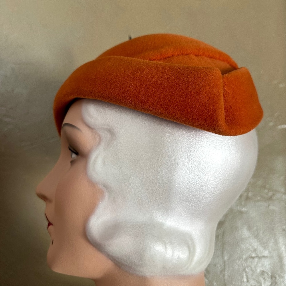 IMPOSING 1950s' DESIGNER MR. JOHN ORANGE FELT CLOCHE  + NAVY/WHITE FEATHERS - Picture 6 of 11